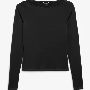 Svart långärmad  - Skriv vid funderingar. (Damm på bilden)