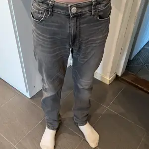 Jättefina gråa jeans i storlek 164 cm och 13-14 år! Helt i nyskick och det är straight jeans.