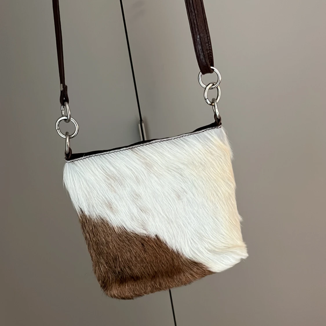 Gullig handväska i koskinn - 90