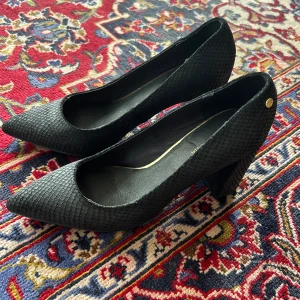 Pumps - Pumps i modellen ”Pointy Toe” från Agnes Cecilia. Innersula i skinn, ovandels i mocka och yttersida i syntet. Klackhöjd 8 cm. Nypris är 799 kr, säljer för 400.