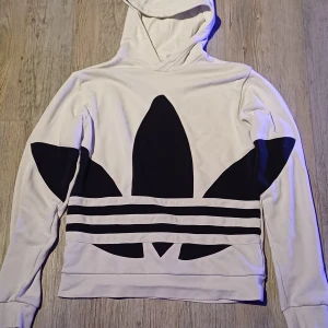 Vit/svart Adidas hoddie  - Svart/vit Adidas hoddie  Aldrig använt Nypris: 500kr