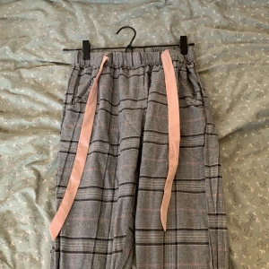 Pyjamas byxor🤩 - Fina pyjamas byxor från Hunkermöller.Lite tajta i benen längst ner men det går såklart om man vill det❤️🙏🏻