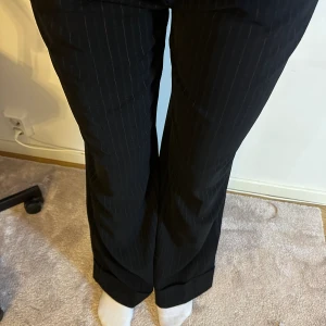 Fina kostymbyxor  - Aldrig använda!! (de är för stora för mig men ser även bra ut då de ser low waisted ut)