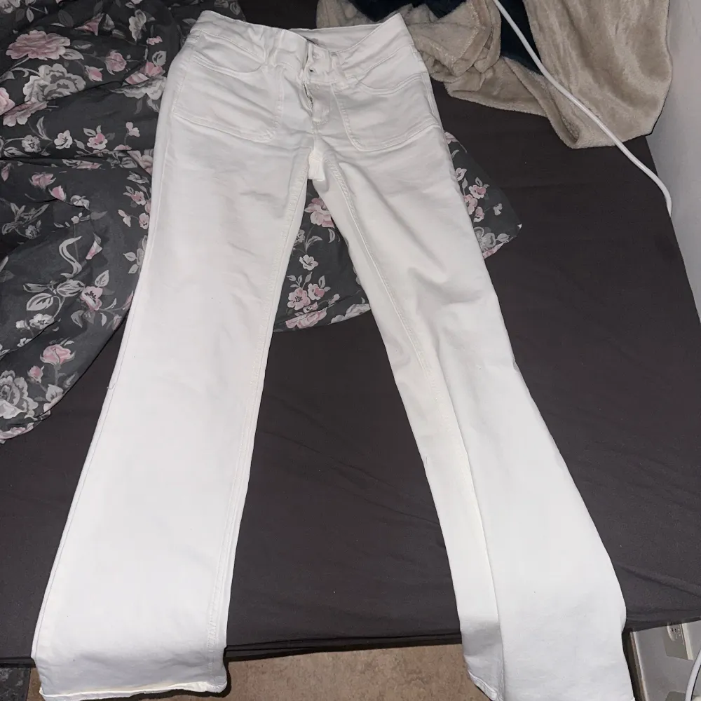 Low waist bootcut jeans från Nelly. Säljer pga dom ej passar, använt endast när jag testat dom. Kunde ej returnera pga att lappen är borta, därför säljer jag:). Jeans & Byxor.