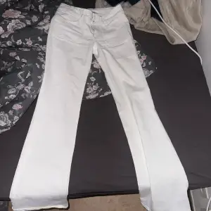 Low waist bootcut jeans från Nelly. Säljer pga dom ej passar, använt endast när jag testat dom. Kunde ej returnera pga att lappen är borta, därför säljer jag:)