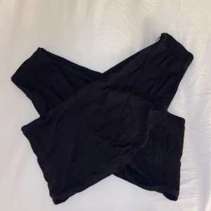 Topp från gina - Använd få gånger. Fin passform, man kan ha den lite offshoulder