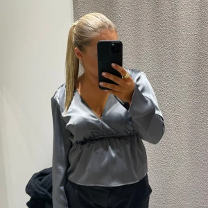 Blus - Säljer denna blusen som är köpt i vintras på gina. Aldrig använd endast testad