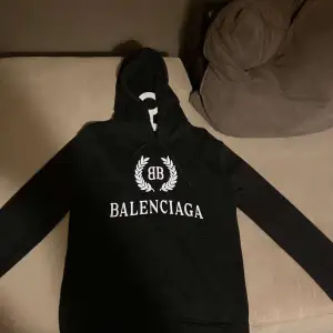 Säljer denna snygga hoodie från balenciaga, den har inga skador eller liknande! Tveka inte på frågor🤝