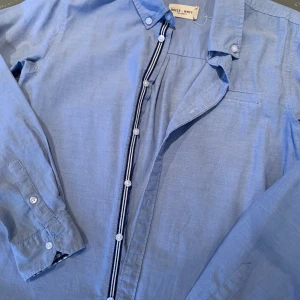 Ljusblå bomullsskjorta  - Mkt fin bomullsskjorta till kille, från Lindex Holly&Whyte strl 164