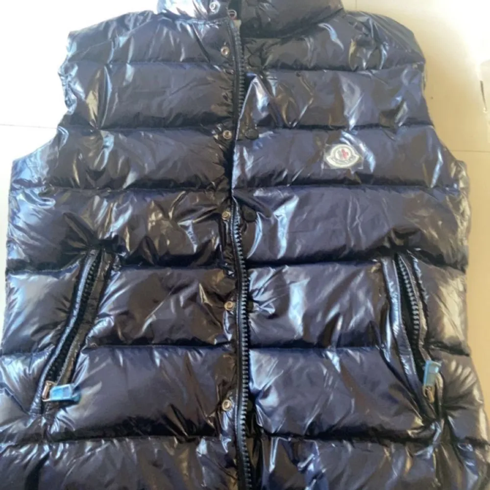 ÄKTA VARA! Säljer min Moncler väst. Skick 10/10 aldrig använd. All plast är kvar och påsen kommer med. Pris kan diskuteras vid snabb affär. . Jackor.