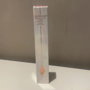 Charlotte Tilbury Pinkgasm  - Säljer Pinkgasm från Charlotte Tilbury. För ljus för mig. Har endast använt ett par gånger men pga att de är väldig mycket luft i den så känns de mindre men skulle säga att det är mer än halva kvar. Nypris 450 på nk. 🫶💕