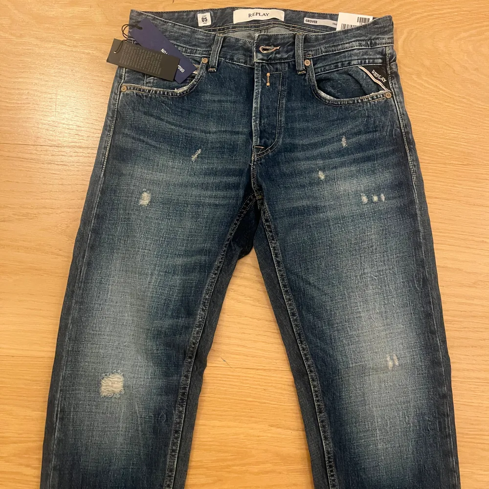 Säljer dessa sjukt feta replay jeans i storleken W28 L30 som sitter slim. Helt nya med tags. . Jeans & Byxor.