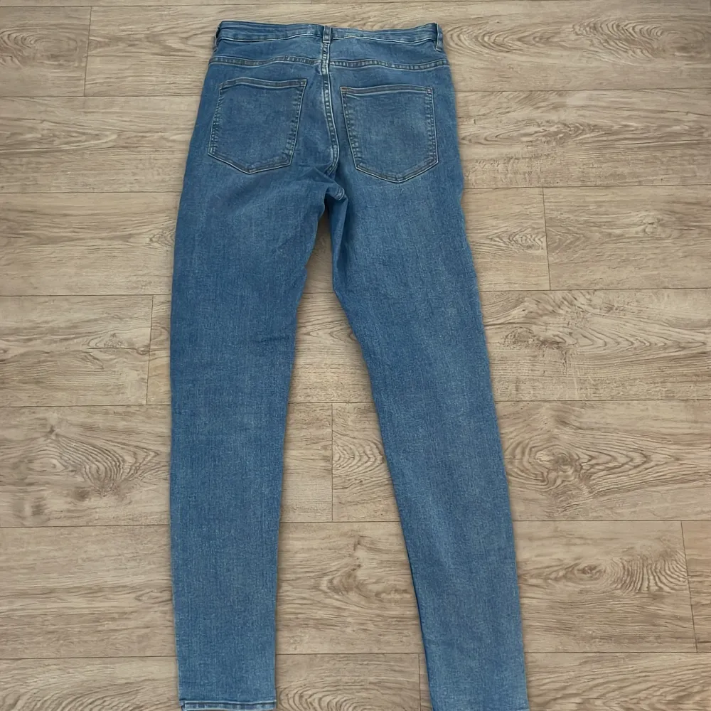 Blåa skinny jeans. Har används ett par gånger men är fortfarande i bra skick. Storlek 40. . Jeans & Byxor.