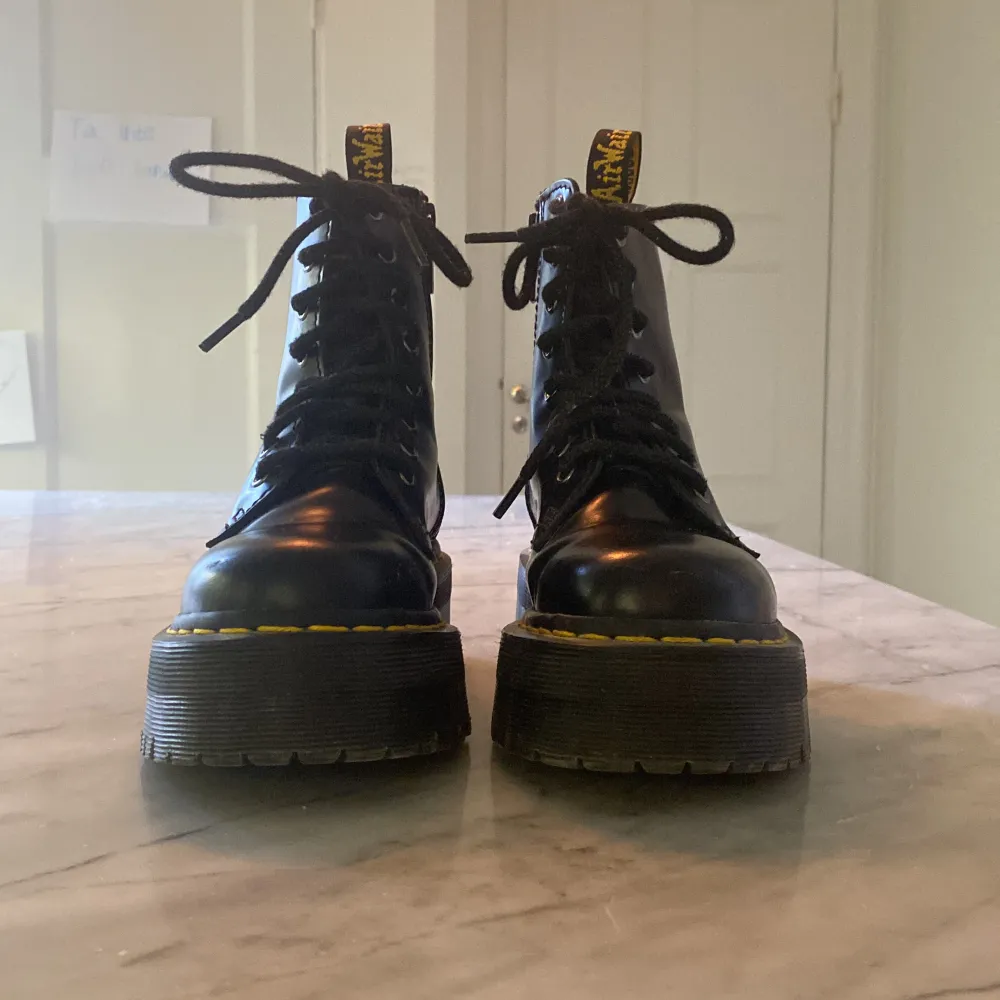 DR Martens i väldigt bra skick  Ej använda på vintern. Storlek 36. Original pris är 2399.(kvitto finns). Använda ett fåtal gånger. Köpta på Sko Uno för mindre än ett år sedan. . Skor.