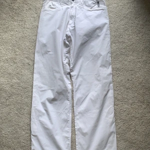 Vintage lågmidjade byxor - Y2k vibe vita bomullsbyxor  Perfect lågmidjad passform, passar mellanmidjat. Vidare, raka ben. kritvitt tunt men grovt tyg  Bra skick, liten fläck längst ner på höger ben.  