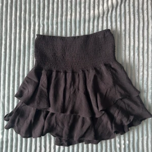 Kjol - Använd några få gånger, fint skick! Köparen betalar för frakten och katt finns i hem 🏡 