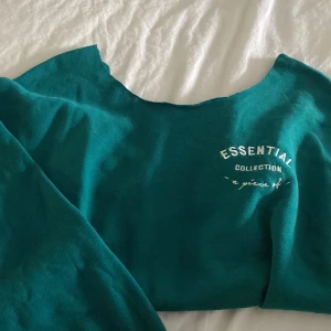 Off-shoulder tjocktröja  - Off-shoulder, grön tjocktröja. Nästintill oanvänd 