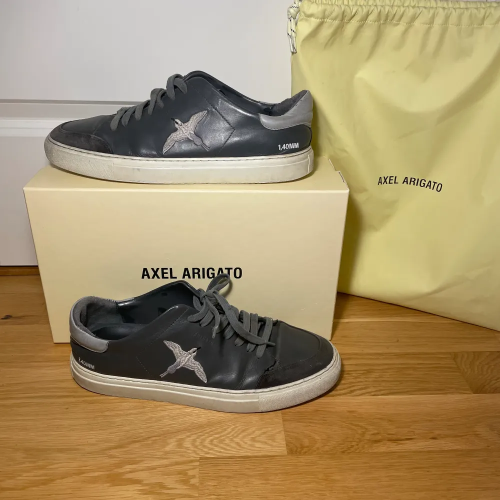 Tja! Säljer nu ett par riktigt snygga Arigato skor i storlek 44 🔥😮‍💨 De har en liten skada på höger skon som inte märks men annars är de i ganska bra skick. Kommer med box och dust bag och för billigt pris.. Skor.