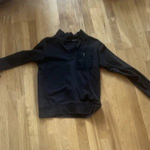 Peak performance zip hoddie - Säljer hoddien då den är för liten, den enda skadan på tröjan är de som visas i bilden men annars en fin tröja