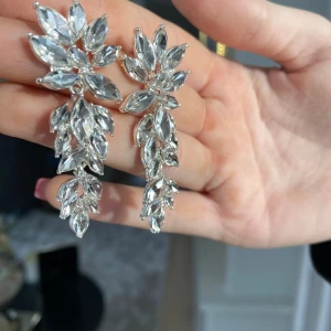 Blommiga Silver örhängen  - Fick dom i julas men inget jag använder har aldrig använt dom därför jag säljer dom