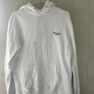 Vit hoodie Les deux  - Använd flera gången men i fint skick. Inköpspris 799kr. Storlek L. 