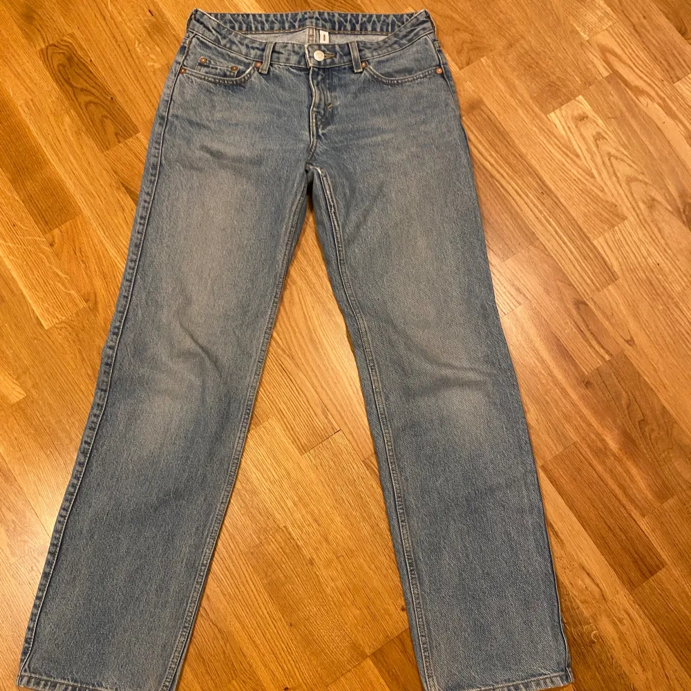 Arrow jeans från weekday!! Favoriter, skick 8/10! Bild 1 är inte samma färg som jeansen jag säljer men fanns tyvärr ingen bild, det är endast samma modell. bild 4 är högra benet slitet (Frakt ingår)  Nypris: 600kr. Jeans & Byxor.