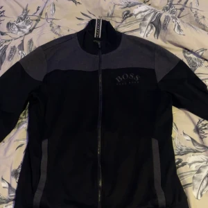 Hugo Boss dress - Hej säljer denna hugo boss dressen eftersom jag bytt stil! Tröjan är väldigt bra skick men byxorna behöver lämnas in till en skräddare! Storlek på tröjan är M och byxorna S. Säljer tröjan för 500kr och byxorna för 300kr om man inte vill köpa båda☺️