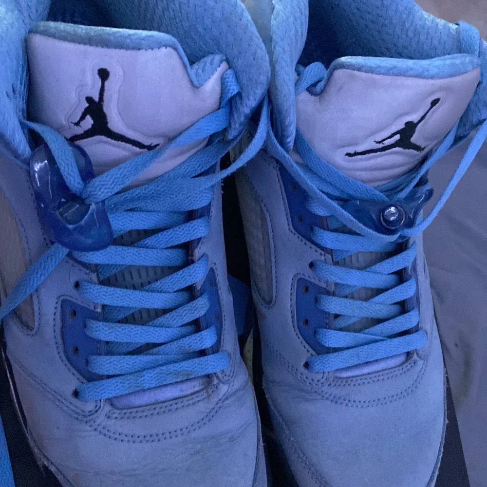 Air Jordan 5 Retro ”UNC University Blue” säljes! Kommer med original kvitto, samt box och wrapping paper. Har haft på mig de  4 gånger och det har varit på torr mark på sommarlovet (Kan tvättas o rengöras enligt förfrågan!) Size: 11 (Sverige: 44). Skor.
