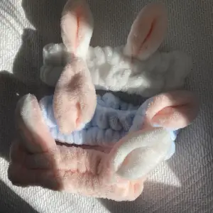 Super söta kanin hårband att använda när man tvättar ansiktet. Den rosa är änvänd få gånger och de andra är oanvända