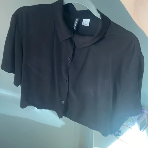 Kort skjorta  - Svart, kort skjorta från H&M i storlek M💕