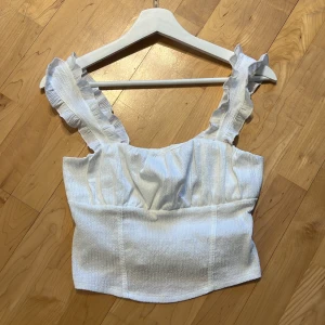 Topp från Gina  - Säljer min fina topp från Gina.🤍Använd ungefär 3 gånger. Den är  perfekt nu till sommaren. Sitter som en S/M