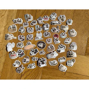 Cat stickers - Supersöta kattklistermärken som kan sättas på datorn, i en journal eller kanske på din mobil! Cirka 2-5cm stora. 4kr styck eller 40kr för 10st, 70kr för 20st & 90kr för 30st.  När man köper klistermärken väljs de ut slumpmässigt 💕