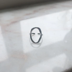 Ring från Yomie💕 - Yomie har fina kvalitativa prisvärda ringar som endast kostar 119kr 💕 Alla är vattentäta och gjorda av rostfritt stål 💛 Ringarna orsakar alltså inga utslag 💕Denna ring är justerbar & i färgen silver 💛 För fler frågor/bilder skicka ett meddelande💕