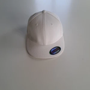 Helvit Flexfit Keps - Fitted Flexfit Keps, nypris 229kr - Använder inte längre, men skit fet i alla fall! Fråga gärna ifall ni undrar nått👊