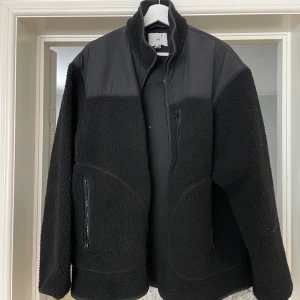 H&M jacka fleece Teddy  - Fint skick. Lite nopprig insidan  Storlek L 