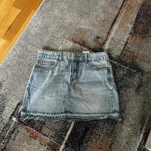 Jeanskjol frpn h&m i storlek 34, i bra skick och har även lite stretch i midjan😊