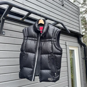 J.Lindeberg Väst - Väst från J.Lindeberg Fint skick, knappt använd  Storlek M Svart