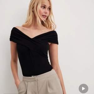 Off shoulder body i storlek 36, aldrig använd från nakd! 