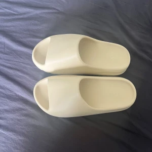 yeezy slides - Dem är i storlek 44 och passar tyvärr inte mig då jag har 46. behöver bara få bort dem snabbt då man inte kunde få tillbaka pengarna( Pris kan diskuteras)
