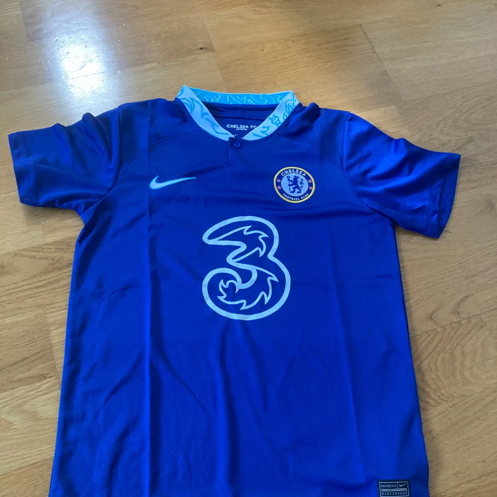 Chelsea fotbollströja 2022/2023 som säljs för 199. T-shirts.