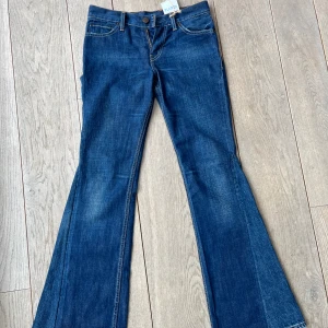 Low Rise  - Såååå low Rise och snygga jeans från Levis. De är vintage och väldigt eftertraktade🤎