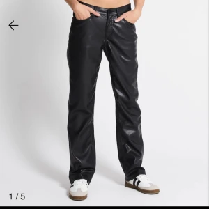 Skinnvyxor - Skinnbyxor från Lager 157 i storlek S. Använda tre gånger inga defekter. Jag är 163 och de passar bra. Nypris 400