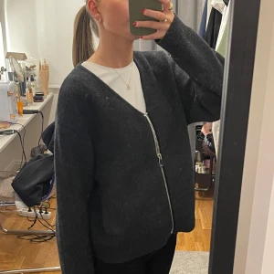 Koft jacka - Säljer denna super fina koftan från zara i väldigt fint skick! Material: ull, nypris: 859kr