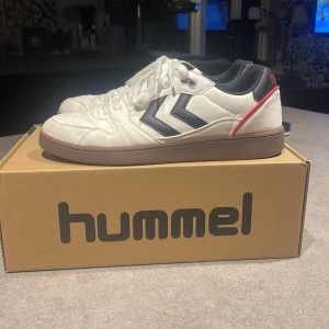 Skor, Hummel - Säljer mina Hummelskor, som jag bara använt två gånger. Skorna är snygga, men passade inte mig. Tveka inte på att höra av er. Pris kan diskuteras vid snabb affär. 😉 