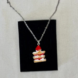 Jordgubbstårta halsband 🍓🍰 - Handgjort smycke. Längd: 46 cm. Jordgubbstårta: 2.9 x 1.8 cm. 🍰🍓