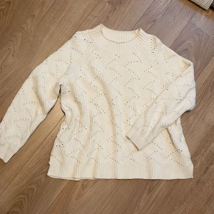 Cremevit Tröja - Tröja från Cubus i storlek XL (min vanliga storlek är S/M och denna är lite oversized på mig)