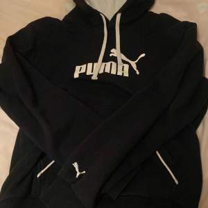 Säljer min snygga puma hoodie som det kommer inte till använd längre, använd par gånger men ändå i bra skick. 