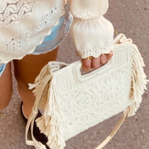 Maje väska  - Köptes i sommras för 3249kr! Har dustbag och kvittot!💘💗 I jättebra skick förutom att handtaget har tappat lite färg. Säljer då den inte kommer till användning 💘pris kan diskuteras!