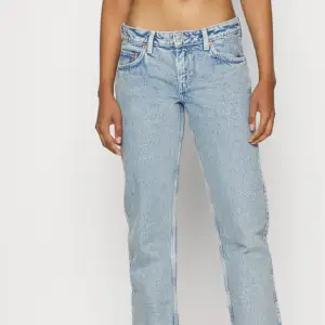 Jättefina lågmidjade jeans från Weekday!! Modellen är Arrow Low Straight och storleken är W27 L32💋💋 bara att skriva vid frågor! Pris går att diskutera💕 Kan mötas i Jönköping 🤩