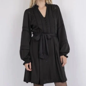 Neo noir klänning  - Helt ny med lapparna kvar. Storlek 34. Passar även 36  Feminin klänning med små detaljer som puffärm, bin, knappar fram och med mycket vidd i nedre delen. Kvaliteten har ett fint mönster och är en skön mjuk satinviskos. Modellen är 176 cm och bär sto